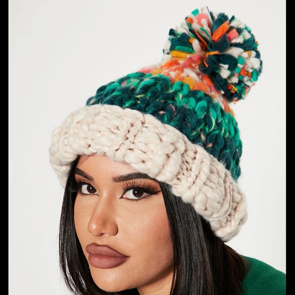 Zara Accessories - Zara knit chunky winter Pom Pom beanie hat